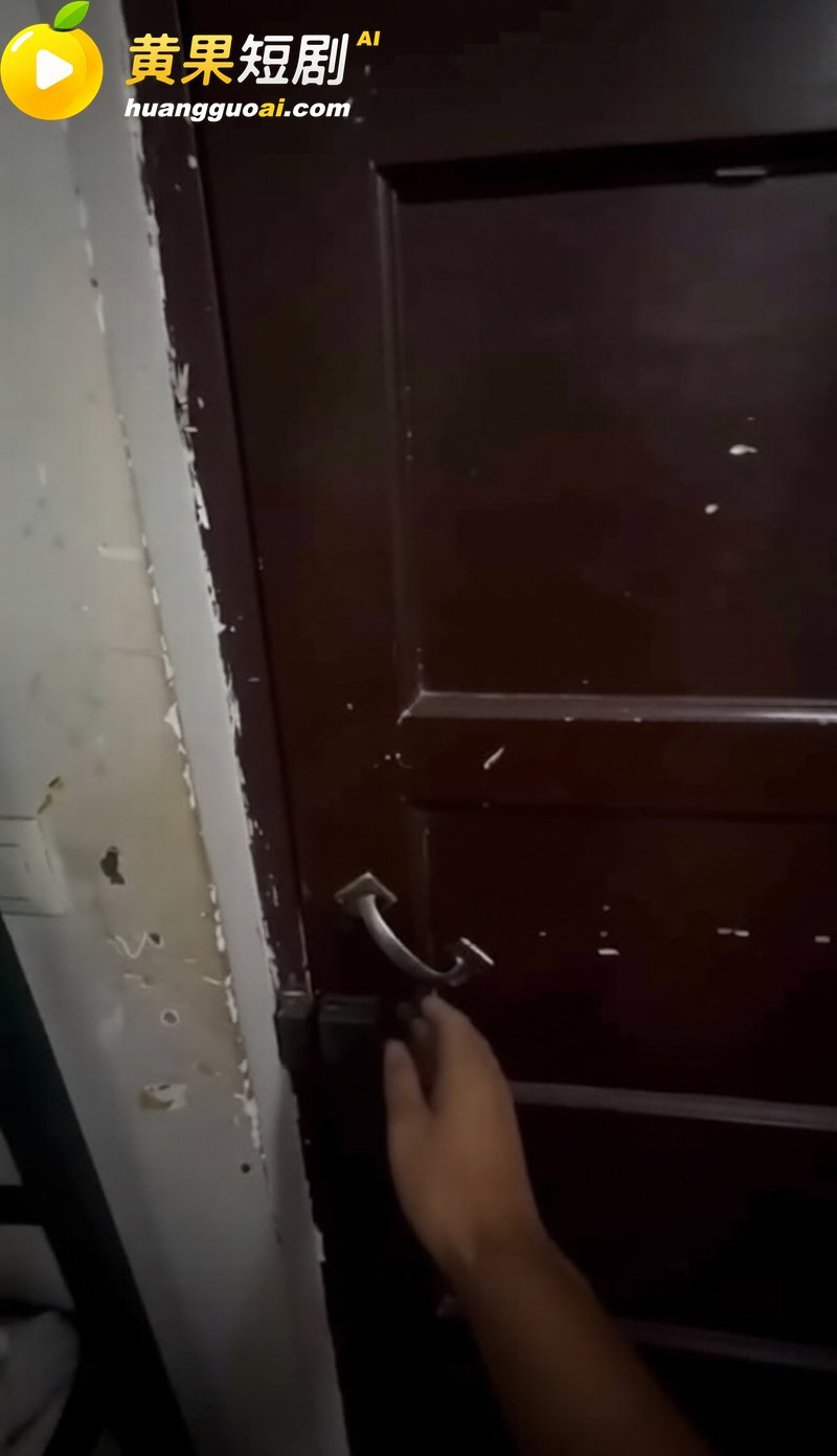 黄果原创短剧深夜带迷香潜入女生宿舍 药翻后轮流揉奶扣逼 昏迷状态竟有剧烈反应 绝对实锤
